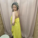 Mulher a usar o top fluide à volants em diferentes cores e posições.