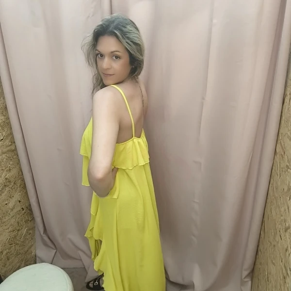 Mulher a usar o top fluide à volants em diferentes cores e posições.