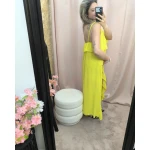 Mulher a usar o top fluide à volants em diferentes cores e posições.