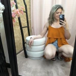 Mulher a usar o top fluide à volants em diferentes cores e posições.