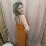 Mulher a usar o top fluide à volants em diferentes cores e posições.