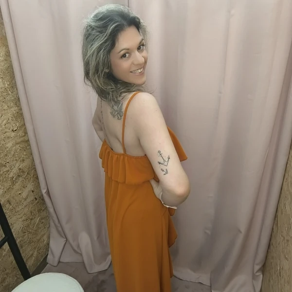 Mulher a usar o top fluide à volants em diferentes cores e posições.