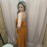 Mulher a usar o top fluide à volants em diferentes cores e posições.