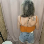 Calções denim com brilhos e acabamento desfiado.