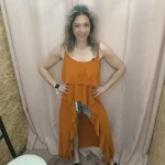 Mulher a usar o top fluide à volants em diferentes cores e posições.