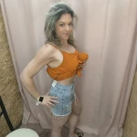 Calções denim com brilhos e acabamento desfiado.