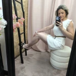 Vestido curto com cinto e folhos nos ombros – Robe Élégance Douce