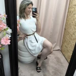 Vestido curto com cinto e folhos nos ombros – Robe Élégance Douce