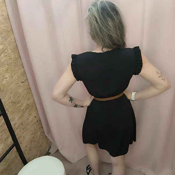 Vestido curto com cinto e folhos nos ombros – Robe Élégance Douce