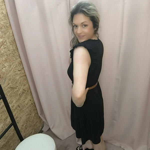 Vestido curto com cinto e folhos nos ombros – Robe Élégance Douce