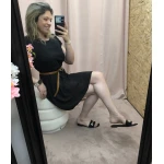 Vestido curto com cinto e folhos nos ombros – Robe Élégance Douce