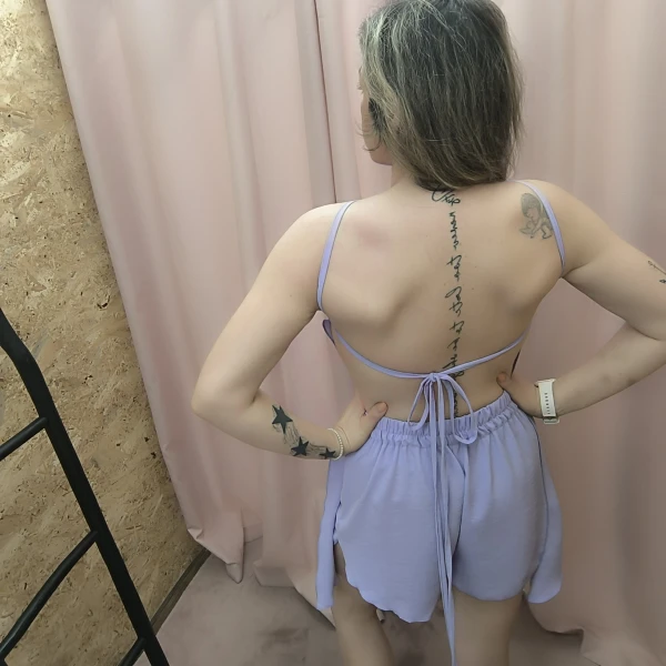Macacão Alma Star curto e fluido em tecido leve de verão