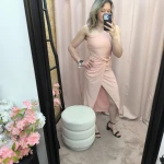 Mulher a usar o Vestido Elegância Esculpida em diferentes cores e ângulos