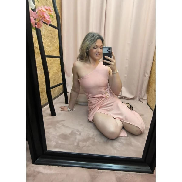 Mulher a usar o Vestido Elegância Esculpida em diferentes cores e ângulos