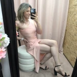 Mulher a usar o Vestido Elegância Esculpida em diferentes cores e ângulos