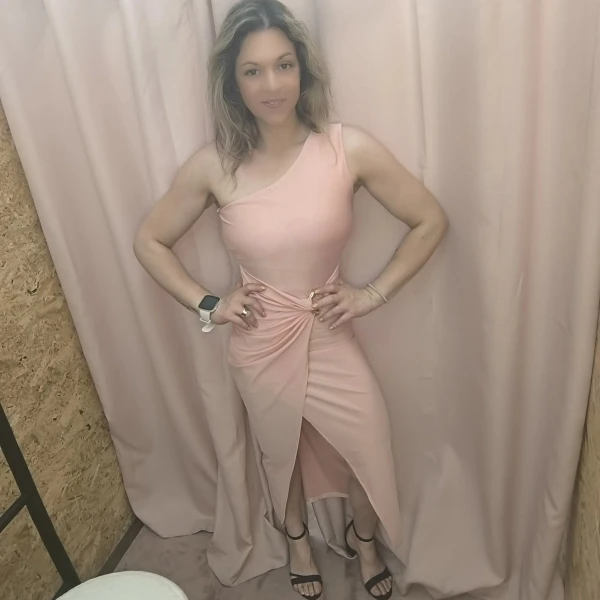 Mulher a usar o Vestido Elegância Esculpida em diferentes cores e ângulos