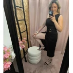 Mulher a usar o Vestido Elegância Esculpida em diferentes cores e ângulos