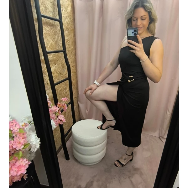 Mulher a usar o Vestido Elegância Esculpida em diferentes cores e ângulos