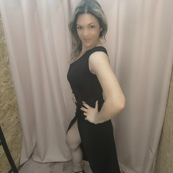 Mulher a usar o Vestido Elegância Esculpida em diferentes cores e ângulos