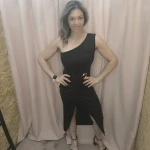 Mulher a usar o Vestido Elegância Esculpida em diferentes cores e ângulos