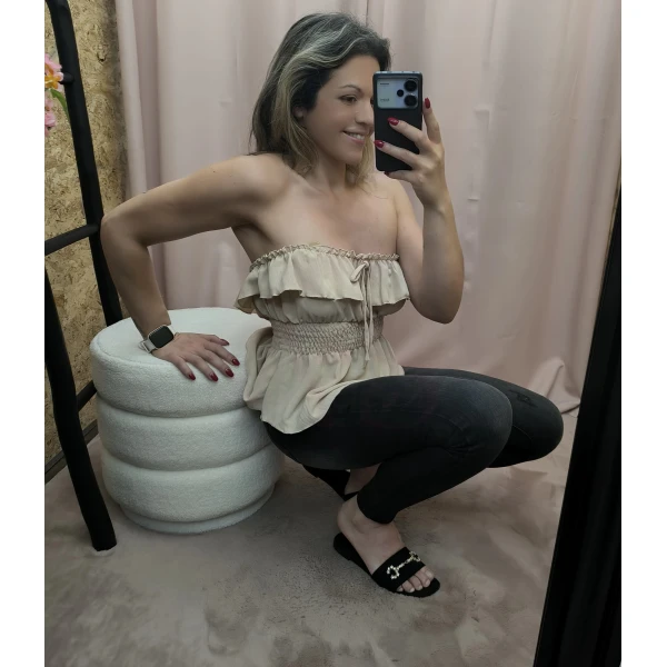 Top Romântico com Folhos, disponível em bege e verde, com acabamento franzido e corte leve.