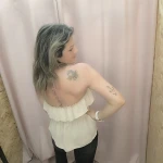 Top Romântico com Folhos, disponível em bege e verde, com acabamento franzido e corte leve.
