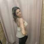 Top Romântico com Folhos, disponível em bege e verde, com acabamento franzido e corte leve.