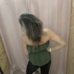 Top Romântico com Folhos, disponível em bege e verde, com acabamento franzido e corte leve.