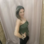 Top Romântico com Folhos, disponível em bege e verde, com acabamento franzido e corte leve.