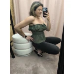 Top Romântico com Folhos, disponível em bege e verde, com acabamento franzido e corte leve.
