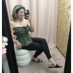 Top Romântico com Folhos, disponível em bege e verde, com acabamento franzido e corte leve.