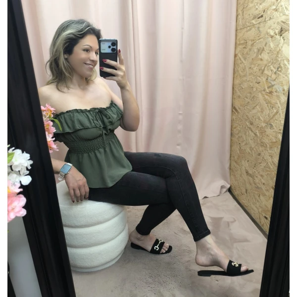 Top Romântico com Folhos, disponível em bege e verde, com acabamento franzido e corte leve.