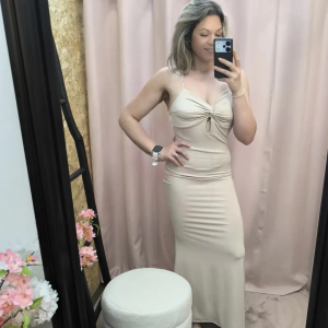 Vestido justo com push-up e alças cruzadas – Vestido Bella Fatal em bege e azul-bebé