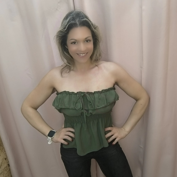 Top Romântico com Folhos, disponível em bege e verde, com acabamento franzido e corte leve.