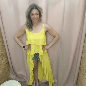 Mulher a usar o top fluide à volants em diferentes cores e posições.