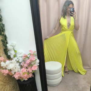 Vestido amarelo plissado com brilho, decote profundo e corte ousado