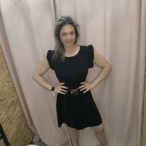 Vestido curto com cinto e folhos nos ombros – Robe Élégance Douce