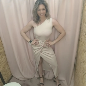 Mulher a usar o Vestido Elegância Esculpida em diferentes cores e ângulos