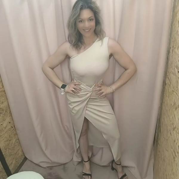 Mulher a usar o Vestido Elegância Esculpida em diferentes cores e ângulos