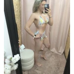 Biquíni floral com padrão tropical composto por três peças em tons vibrantes.