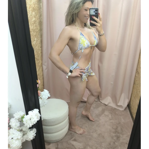 Biquíni floral com padrão tropical composto por três peças em tons vibrantes.