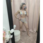 Biquíni floral com padrão tropical composto por três peças em tons vibrantes.