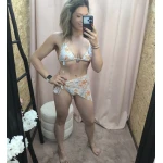 Biquíni floral com padrão tropical composto por três peças em tons vibrantes.