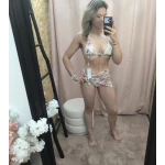 Biquíni floral com padrão tropical composto por três peças em tons vibrantes.