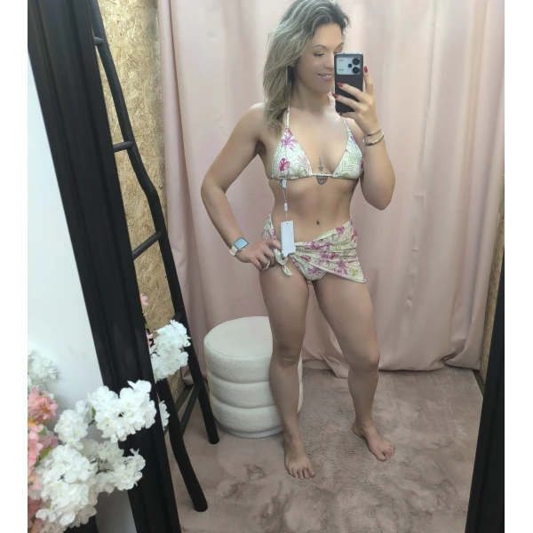 Biquíni floral com padrão tropical composto por três peças em tons vibrantes.