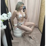 Biquíni floral com padrão tropical composto por três peças em tons vibrantes.