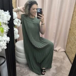 Vestido Plissado Elegância Solta em verde, bege e vermelho com corte fluido e detalhe plissado