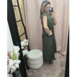 Vestido Plissado Elegância Solta em verde, bege e vermelho com corte fluido e detalhe plissado