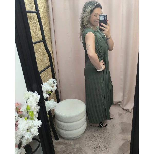 Vestido Plissado Elegância Solta em verde, bege e vermelho com corte fluido e detalhe plissado