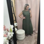 Vestido Plissado Elegância Solta em verde, bege e vermelho com corte fluido e detalhe plissado